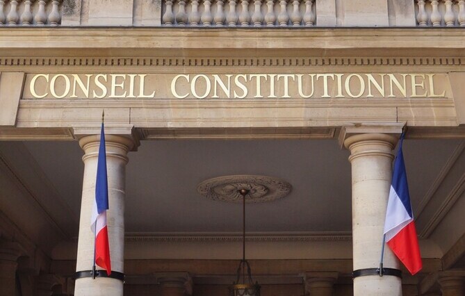 Le Conseil constitutionnel censure l’exclusion des étrangers en situation irrégulière de l’aide juridictionnelle